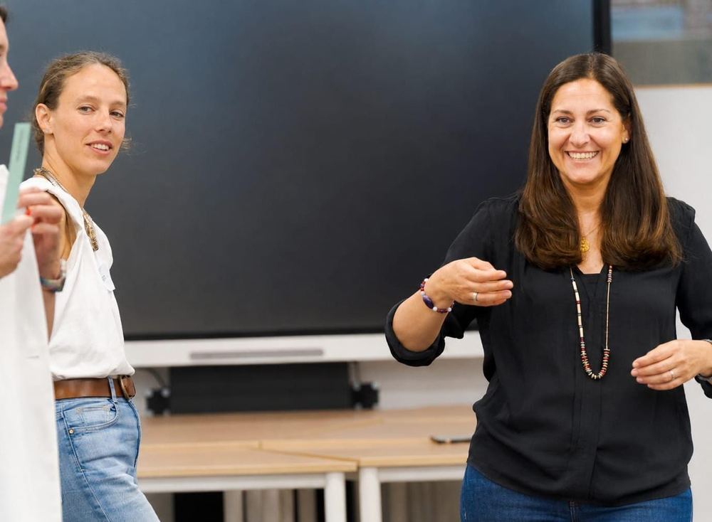 Un momento distendido durante un taller de Educar en Conexión